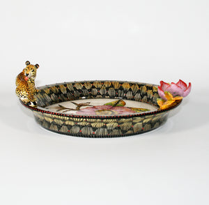 Medium round platter with leopard licking