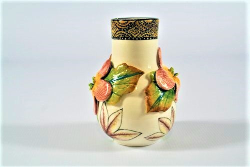 Extra small vase with flowers with zig zag pattern rim