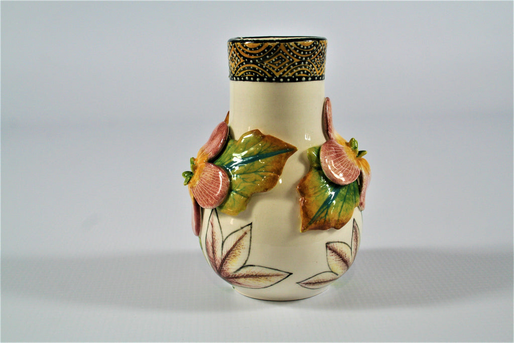 Extra small vase with flowers with zig zag pattern rim