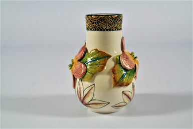 Extra small vase with flowers with zig zag pattern rim