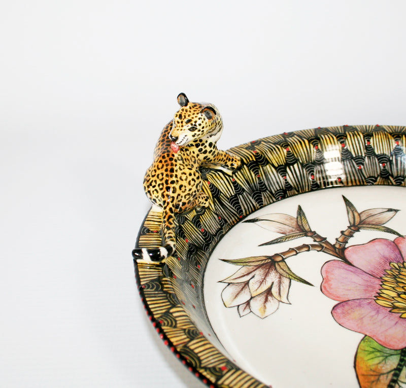 Medium round platter with leopard licking