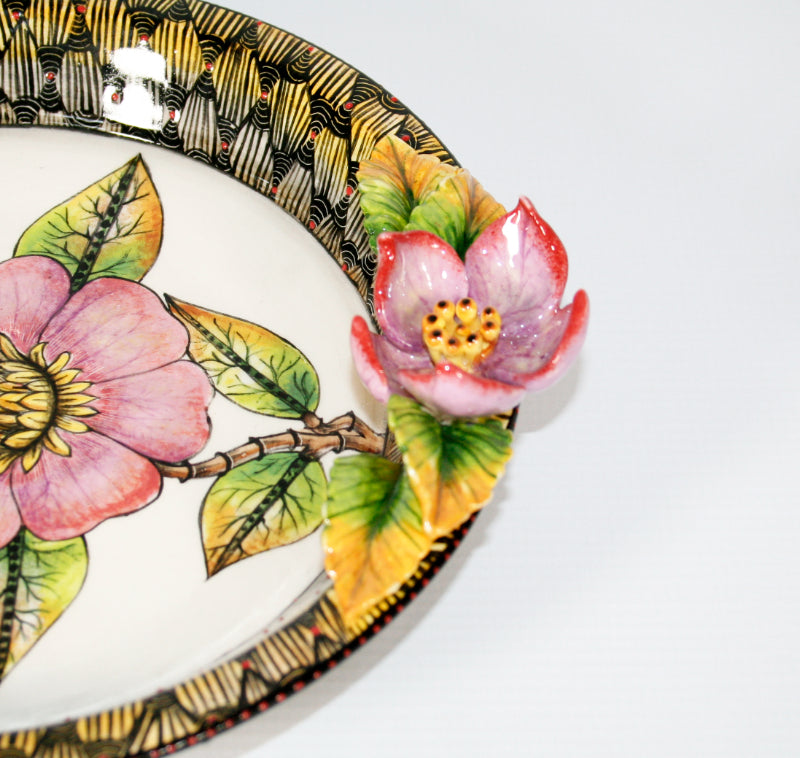Medium round platter with leopard licking