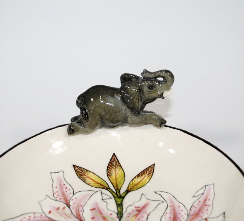 Medium decorative bowl on legs with elephant