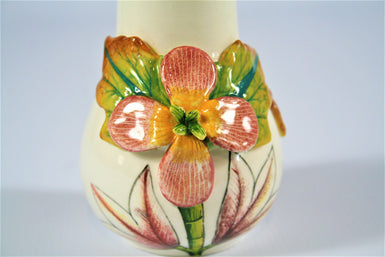 Extra small vase with flowers with zig zag pattern rim