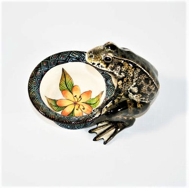 Black & brown squatting frog with flower ring bowl